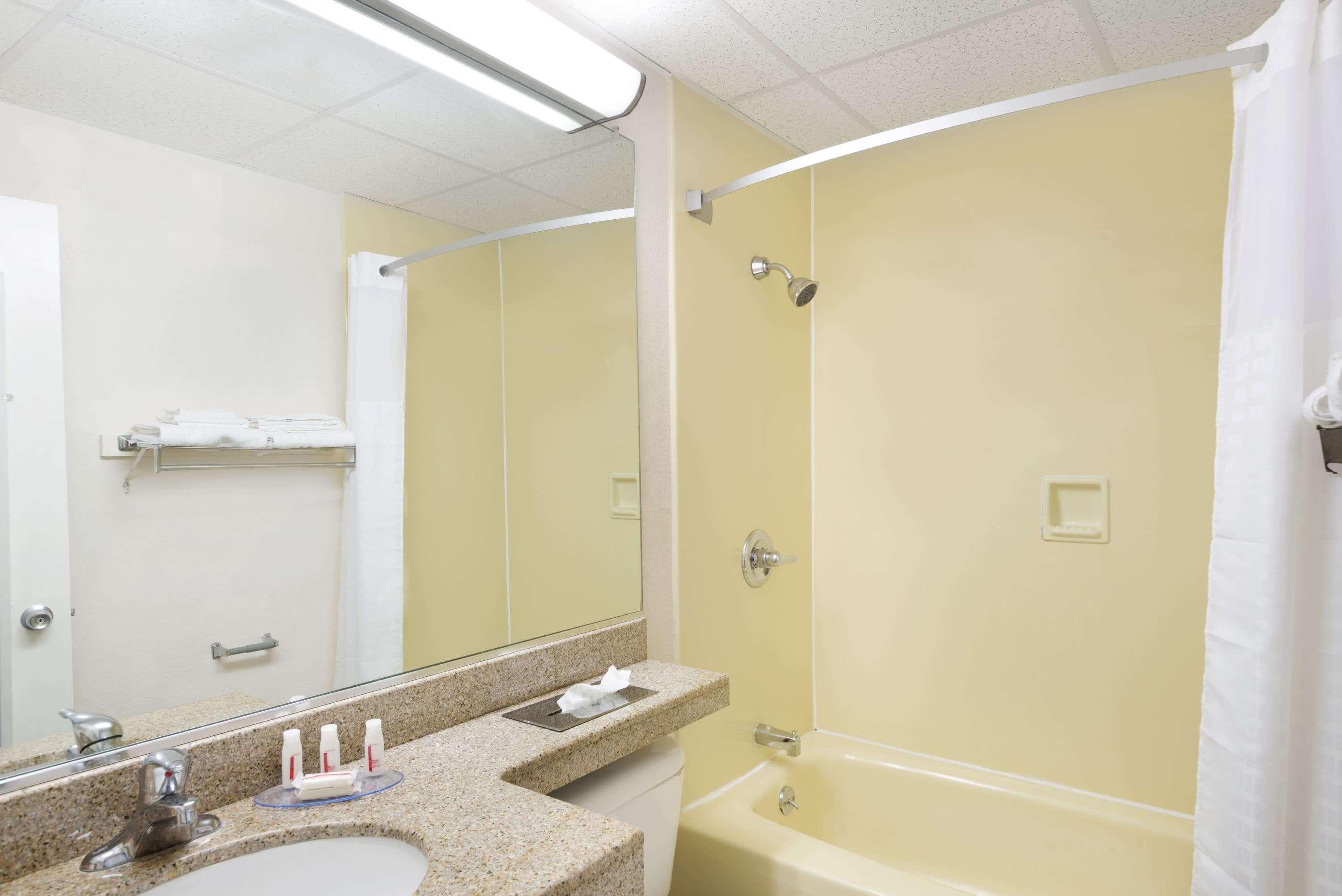Howard Johnson By Wyndham Newburgh Exterior foto
