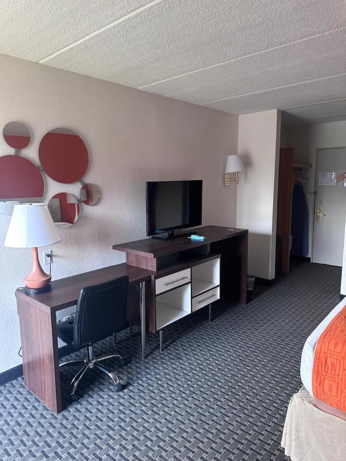 Howard Johnson By Wyndham Newburgh Exterior foto