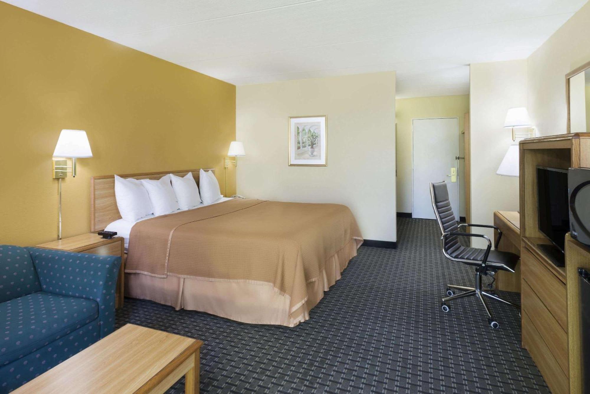 Howard Johnson By Wyndham Newburgh Exterior foto