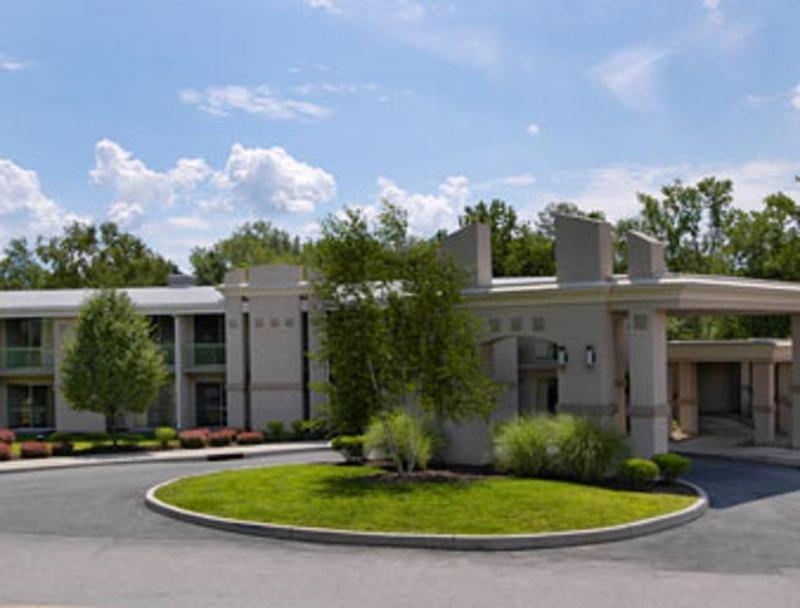 Howard Johnson By Wyndham Newburgh Exterior foto