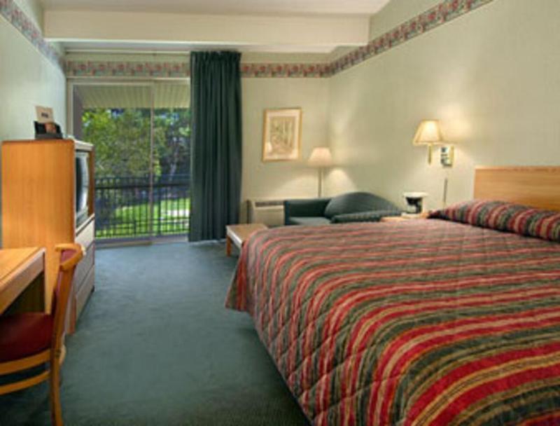 Howard Johnson By Wyndham Newburgh Exterior foto